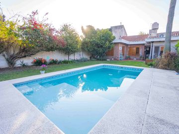 IMPONENTE CASA EN BANFIELD ESTE! ACEPTA PERMUTA!