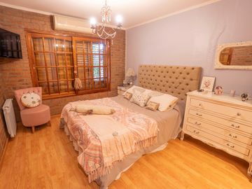 IMPONENTE CASA EN BANFIELD ESTE! ACEPTA PERMUTA!