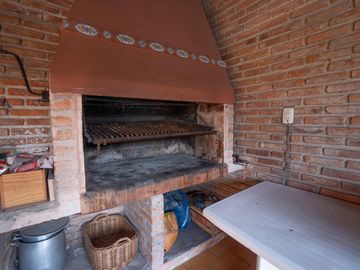 IMPONENTE CASA EN BANFIELD ESTE! ACEPTA PERMUTA!