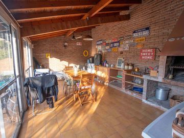 IMPONENTE CASA EN BANFIELD ESTE! ACEPTA PERMUTA!