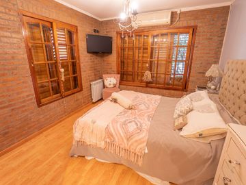 IMPONENTE CASA EN BANFIELD ESTE! ACEPTA PERMUTA!