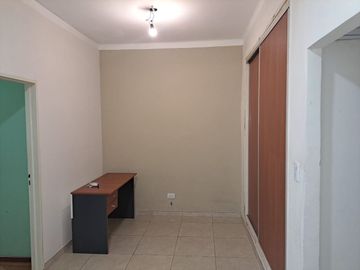 CASA 4 AMB EN VENTA EN HAEDO CON JARDIN Y GARAGE
