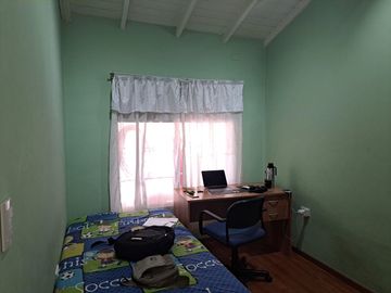 CASA 4 AMB EN VENTA EN HAEDO CON JARDIN Y GARAGE
