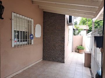 CASA 4 AMB EN VENTA EN HAEDO CON JARDIN Y GARAGE