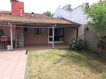 CASA 4 AMB EN VENTA EN HAEDO CON JARDIN Y GARAGE