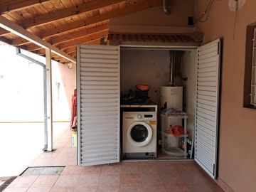 CASA 4 AMB EN VENTA EN HAEDO CON JARDIN Y GARAGE