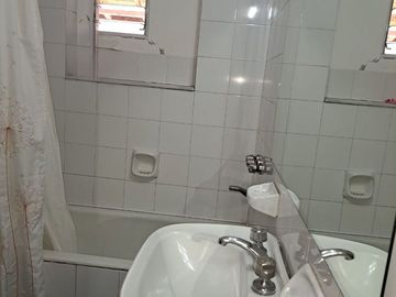 CASA 4 AMB EN VENTA EN HAEDO CON JARDIN Y GARAGE