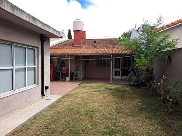 CASA 4 AMB EN VENTA EN HAEDO CON JARDIN Y GARAGE