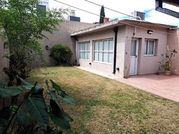 CASA 4 AMB EN VENTA EN HAEDO CON JARDIN Y GARAGE