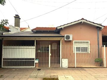 CASA 4 AMB EN VENTA EN HAEDO CON JARDIN Y GARAGE