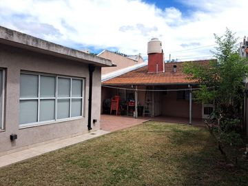 CASA 4 AMB EN VENTA EN HAEDO CON JARDIN Y GARAGE