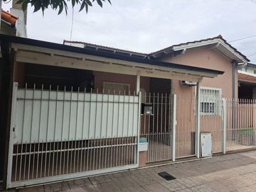 CASA 4 AMB EN VENTA EN HAEDO CON JARDIN Y GARAGE