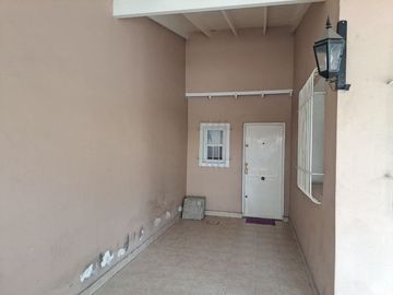 CASA 4 AMB EN VENTA EN HAEDO CON JARDIN Y GARAGE