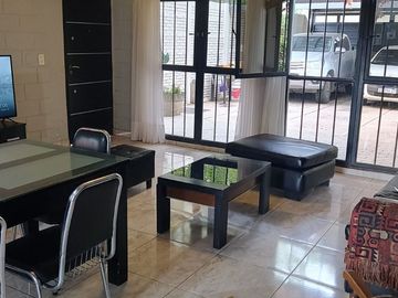 VENTA CASA IDEAL-CLLE BUSQUETS-LA COLONIA-JUNI-MZA