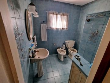 CASA 4 AMBIENTES CLAYPOLE FONDO LIBRE DOBLE LOTE