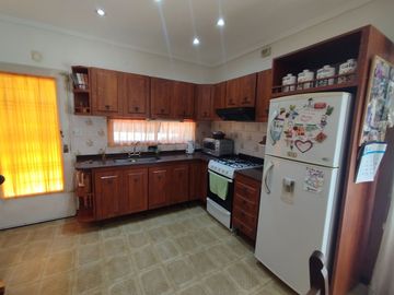 CASA 4 AMBIENTES CLAYPOLE FONDO LIBRE DOBLE LOTE