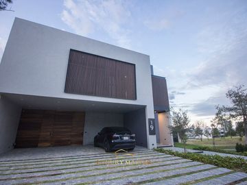 Casa de lujo en Lomas Acueducto en venta