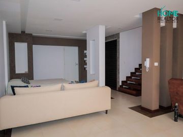 CASA TOTALMENTE AMOBLADA EN UCUBAMBA - CUENCA