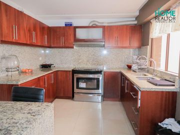 CASA TOTALMENTE AMOBLADA EN UCUBAMBA - CUENCA