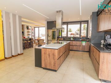 LUJOSA CASA MODERNA DE OPORTUNIDAD AMOBLADA EN CHALLUABAMBA