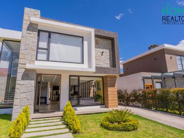 LUJOSA CASA MODERNA DE OPORTUNIDAD AMOBLADA EN CHALLUABAMBA