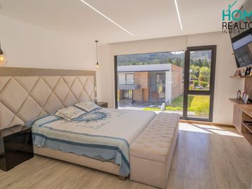 LUJOSA CASA MODERNA DE OPORTUNIDAD AMOBLADA EN CHALLUABAMBA