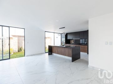 Estrena Casa 5 Recamaras (1 PB) en Lomas de Angelópolis III ¡Terraza!