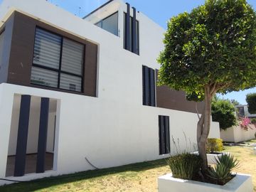 VENTA DE CASA EN RESIDENCIAL LUCENDI. ATRAS DE PLAZA SAN DIEGO