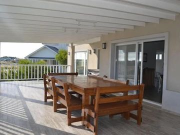 Casa en venta - 4 Dormitorios 4 Baños - 334Mts2 - Costa Esmeralda, Pinamar