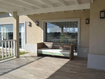 Casa en venta - 4 Dormitorios 4 Baños - 334Mts2 - Costa Esmeralda, Pinamar