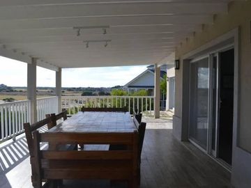 Casa en venta - 4 Dormitorios 4 Baños - 334Mts2 - Costa Esmeralda, Pinamar