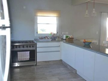 Casa en venta - 4 Dormitorios 4 Baños - 334Mts2 - Costa Esmeralda, Pinamar