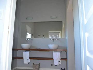 Casa en venta - 4 Dormitorios 4 Baños - 334Mts2 - Costa Esmeralda, Pinamar