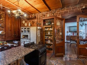 VENTA CASA EN SAN ISIDRO CON JARDÍN Y PISCINA