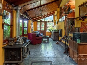 VENTA CASA EN SAN ISIDRO CON JARDÍN Y PISCINA