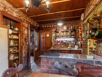 VENTA CASA EN SAN ISIDRO CON JARDÍN Y PISCINA