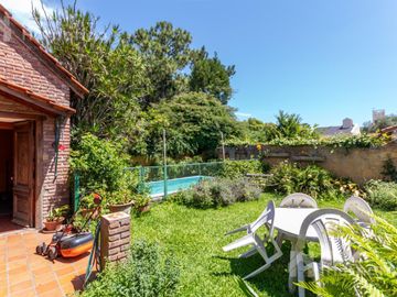 VENTA CASA EN SAN ISIDRO CON JARDÍN Y PISCINA