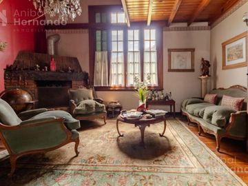 VENTA CASA EN SAN ISIDRO CON JARDÍN Y PISCINA