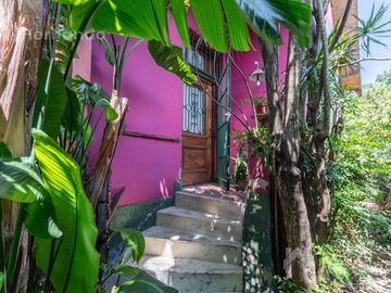 VENTA CASA EN SAN ISIDRO CON JARDÍN Y PISCINA