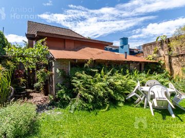 VENTA CASA EN SAN ISIDRO CON JARDÍN Y PISCINA