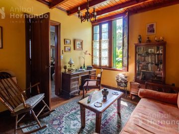 VENTA CASA EN SAN ISIDRO CON JARDÍN Y PISCINA