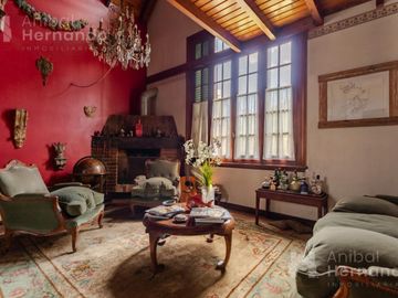 VENTA CASA EN SAN ISIDRO CON JARDÍN Y PISCINA