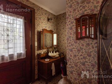 VENTA CASA EN SAN ISIDRO CON JARDÍN Y PISCINA