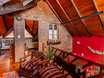 VENTA CASA EN SAN ISIDRO CON JARDÍN Y PISCINA
