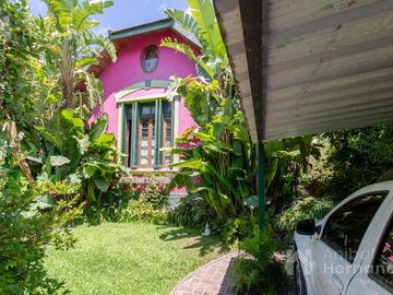 VENTA CASA EN SAN ISIDRO CON JARDÍN Y PISCINA