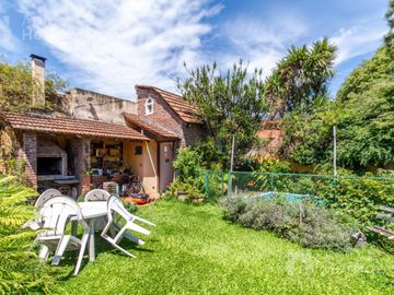VENTA CASA EN SAN ISIDRO CON JARDÍN Y PISCINA