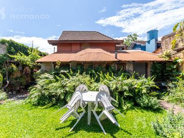 VENTA CASA EN SAN ISIDRO CON JARDÍN Y PISCINA