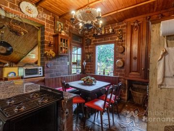 VENTA CASA EN SAN ISIDRO CON JARDÍN Y PISCINA