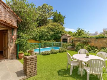VENTA CASA EN SAN ISIDRO CON JARDÍN Y PISCINA