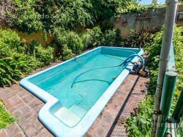 VENTA CASA EN SAN ISIDRO CON JARDÍN Y PISCINA
